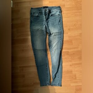 Aeropostale Jeans 
Size: 6 regular- low rise jegging
Like new
Pet and smoke free